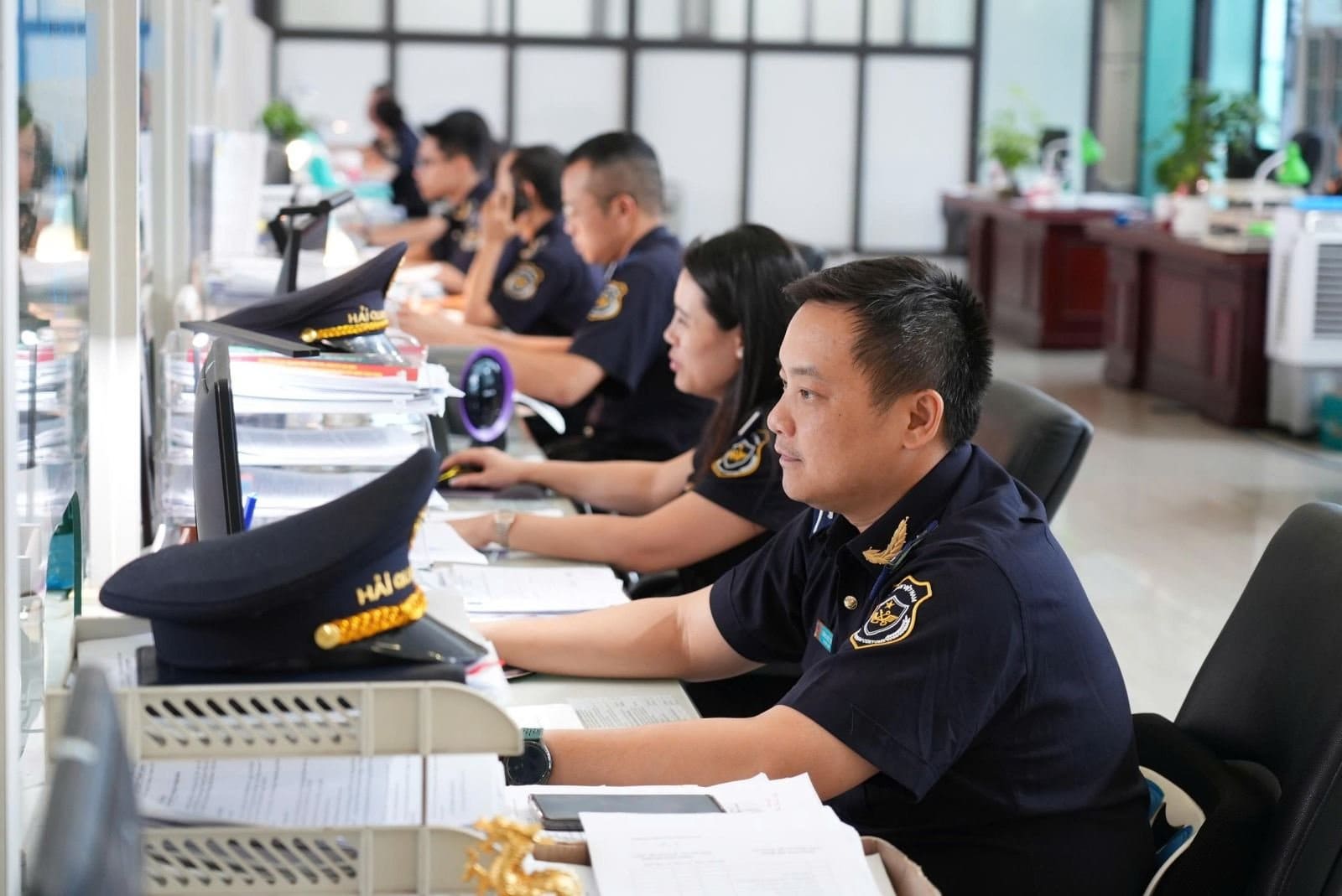 Chuẩn bị hồ sơ và chứng từ cần thiết cho thủ tục thông quan lô hàng nội thất nhập khẩu.